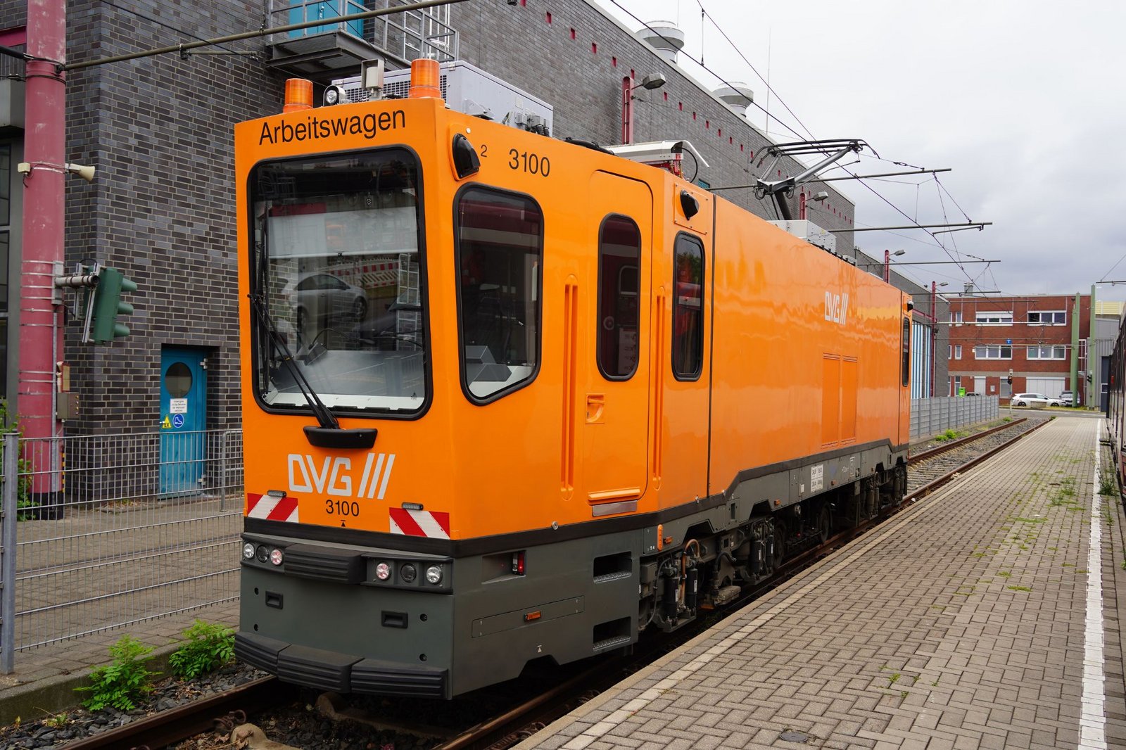 Schienenschleifwagen der DVG reinigt die Straßenbahngleise in Duisburg.