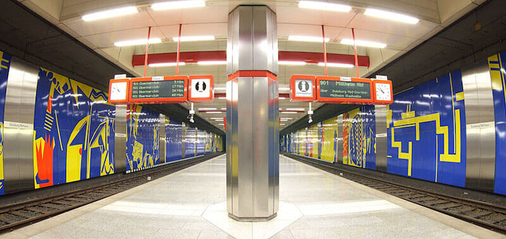 Foto eines von Künstlern gestalteten Bahnsteigs der Station Rathaus