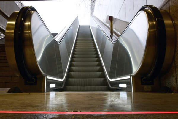 Rolltreppe in der Bahnhaltestelle König-Heinrich-Platz in Duisburg
