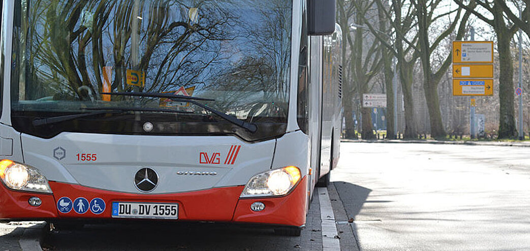 Fotos eines Busses mit eingeschalteter Warnblinkanlage