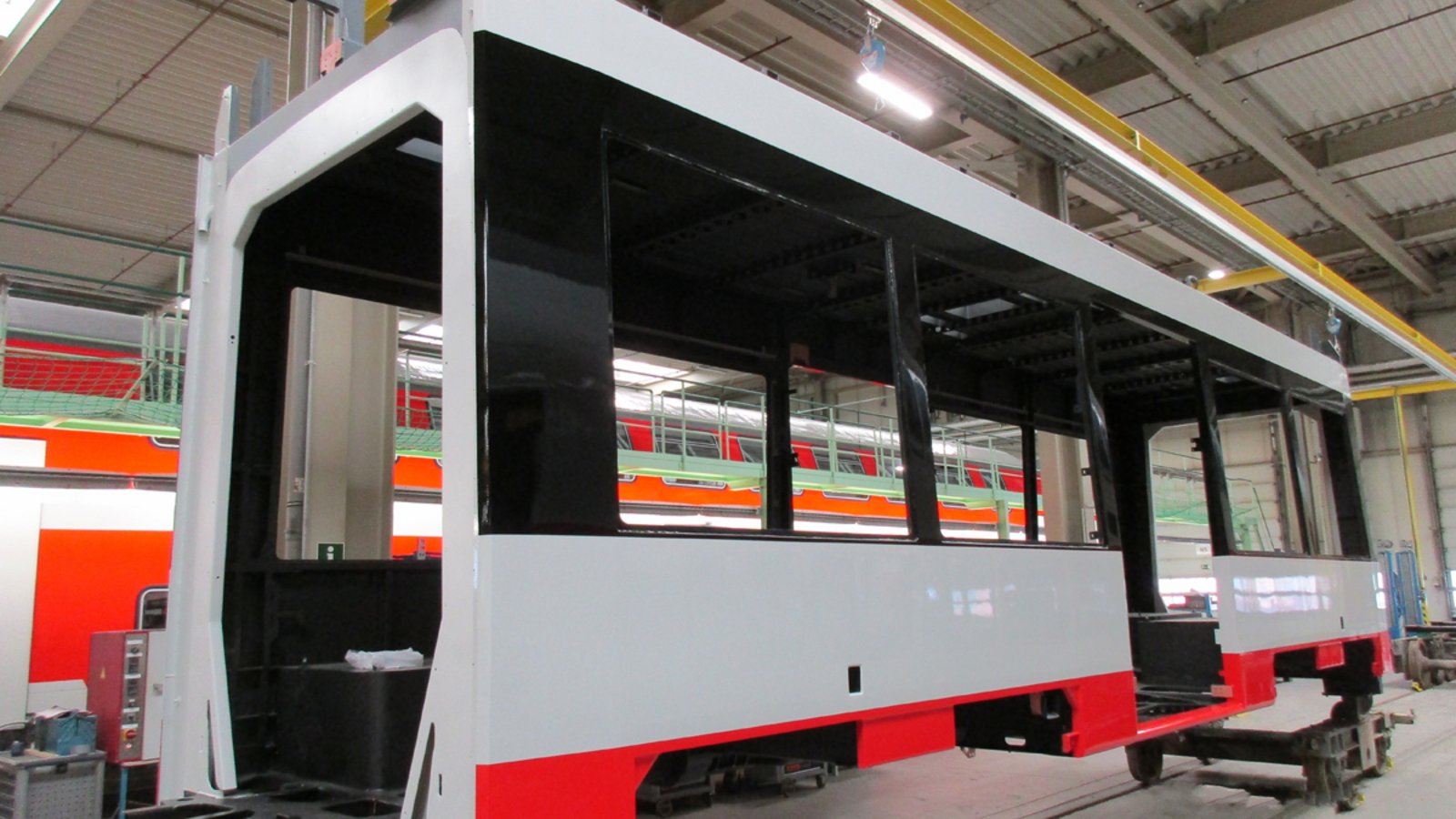 Wagenkasten einer neuen Straßenbahn während der Lackierung