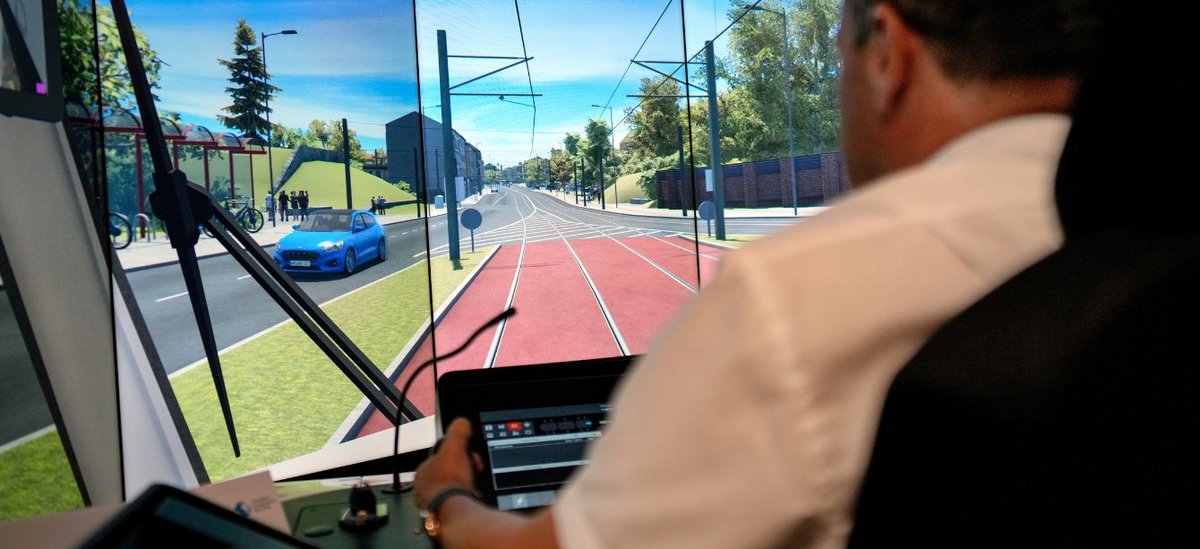 Fahrpersonal trainiert eine Straßenbahnfahrt im DVG-Fahrsimulator