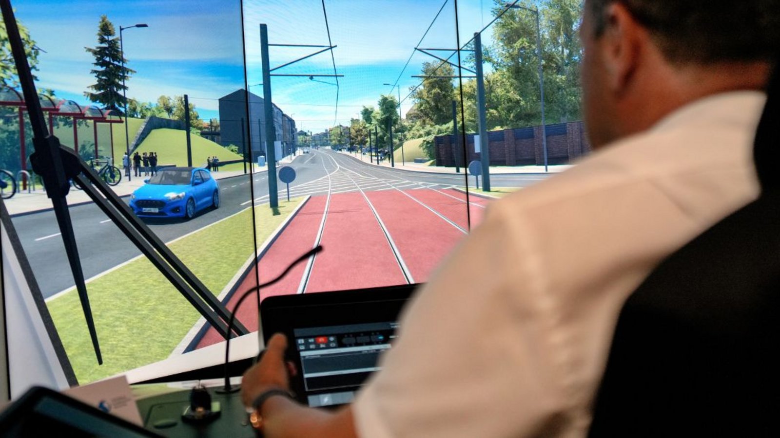 Fahrpersonal trainiert eine Straßenbahnfahrt im DVG-Fahrsimulator