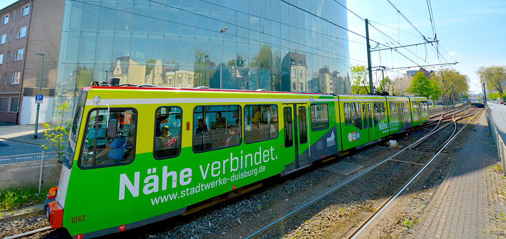Foto Straßenbahn mit Werbegestaltung