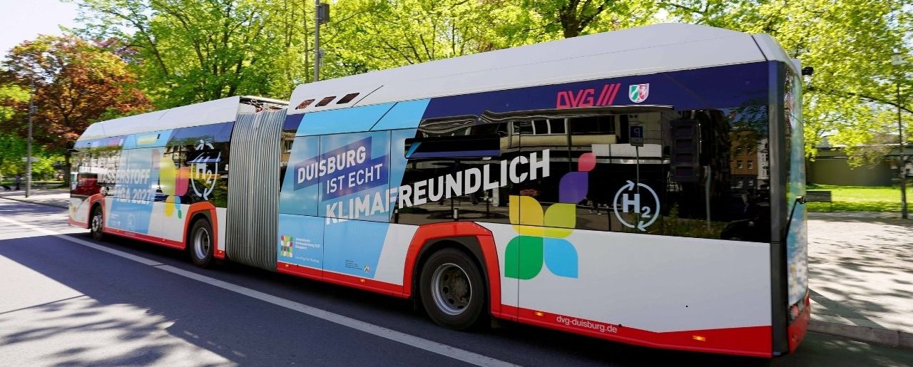 Wasserstoff-Gelenkbus der DVG unterwegs in Duisburg