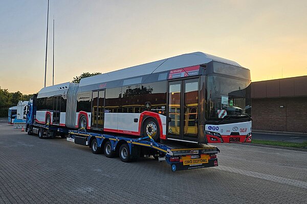 Anlieferung eines Wasserstoff-Gelenkbusses auf dem DVG-Betriebshof