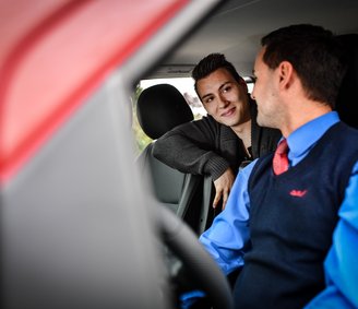 Ein myBUS-Fahrer und ein Fahrgast unterhalten sich im Fahrzeug