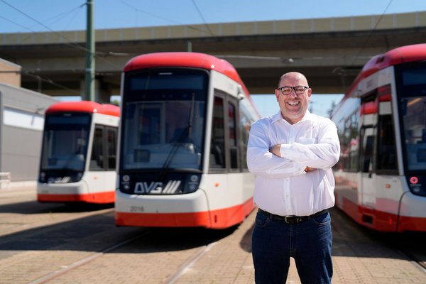 DVG-Straßenbahnfahrer vor Straßenbahnen auf dem Betriebshof Grunewald
