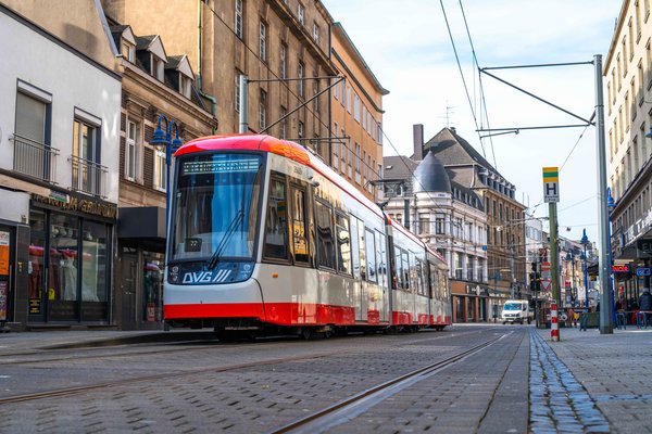 DVG-Straßenbahn an der Haltestelle Marxloh Pollmann in Duisburg-Marxloh