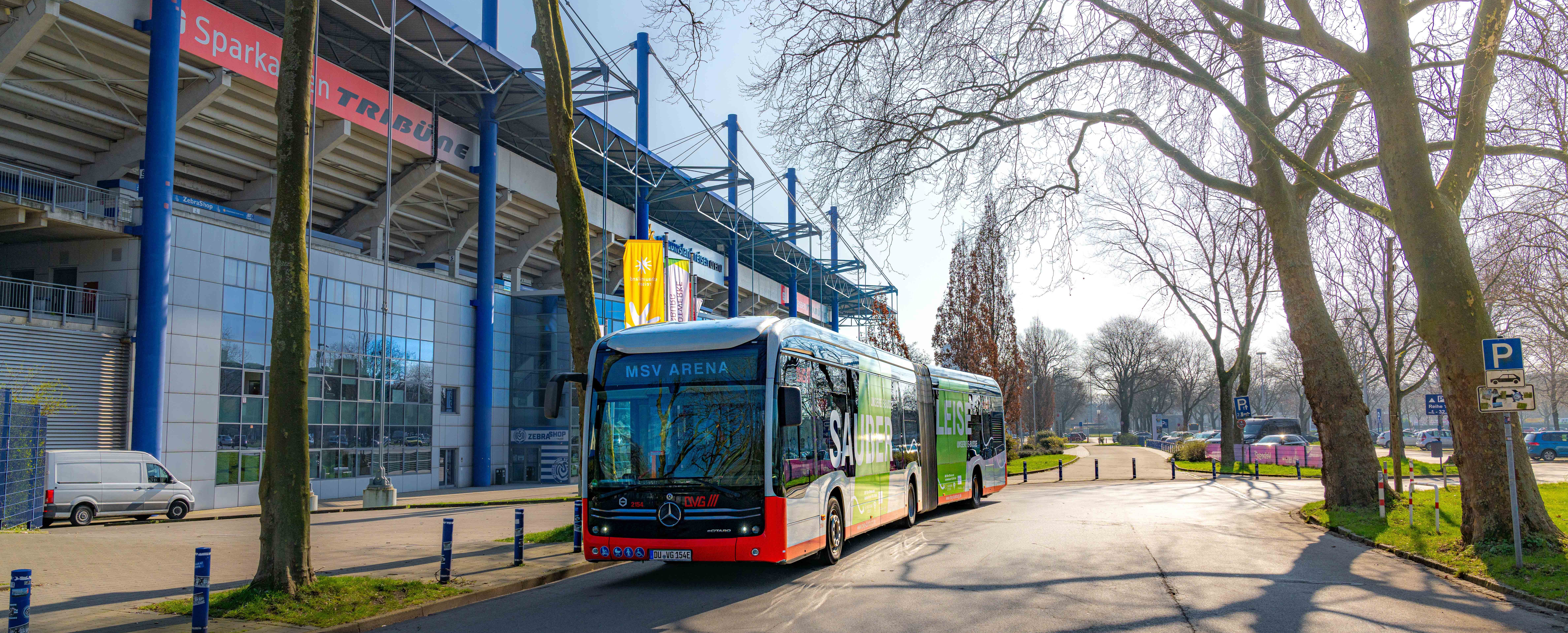 DVG-Sportlinie 945 vor dem MSV-Stadion in Duisburg.