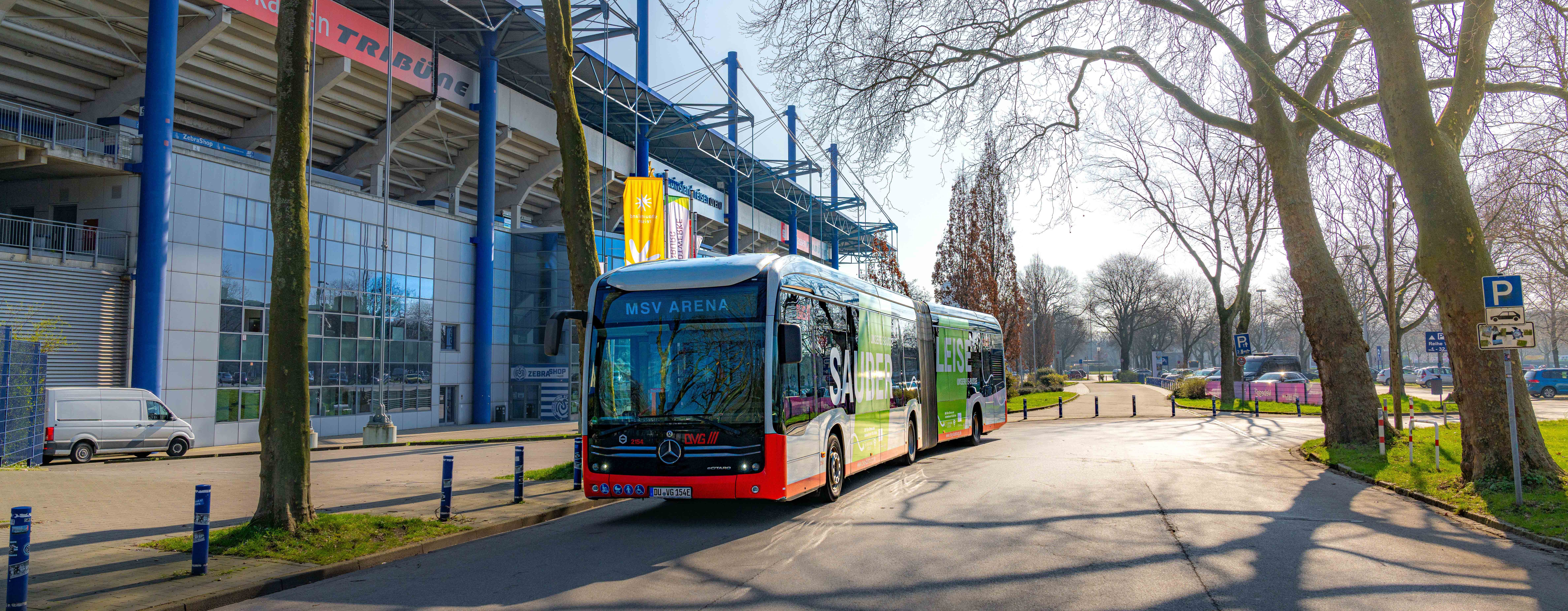 DVG-Sportlinie 945 vor dem MSV-Stadion in Duisburg.