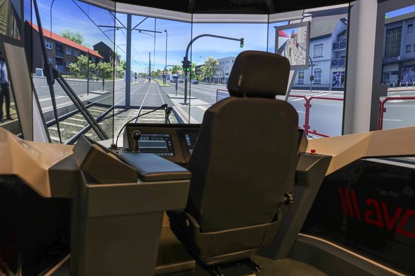 Bedienplatz des DVG-Schienenfahrzeugsimulators für die Straßenbahnausbildung