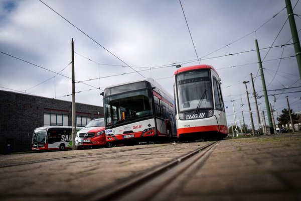 Straßenbahn, Wasserstoffbus und myBUS der DVG auf dem Betriebshof Grunewald in Duisburg